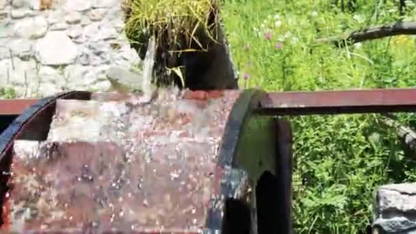 Bewegende Molen Met Stromend Water Afkomstig Van Bergrivier — Stockvideo