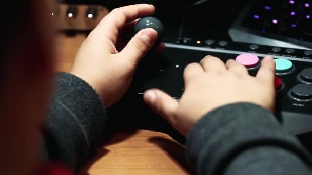 Mani Utilizzando Pad Arcade Durante Una Sessione Videogiochi Vintage — Video Stock