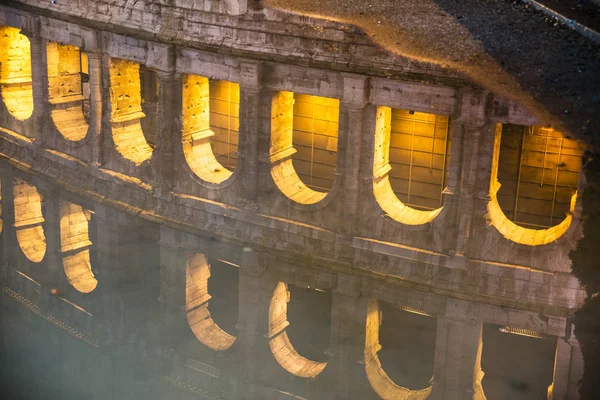 Κολοσσαίο στη Ρώμη αντανακλάται στο νερό — Φωτογραφία Αρχείου