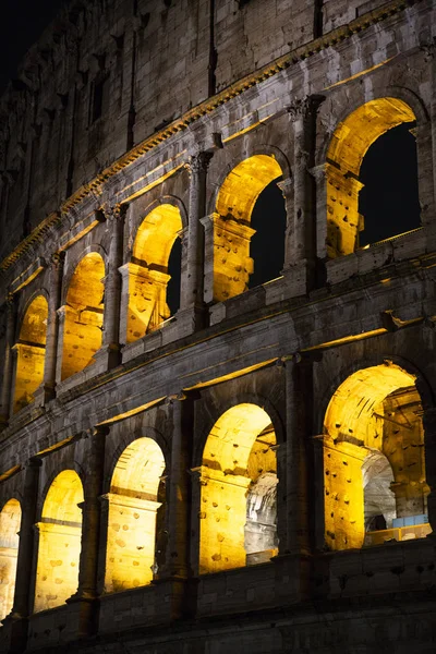 夜のローマのコロッセオ — ストック写真