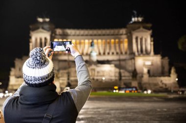 Roma 'da Venedik Meydanı' nda fotoğraf çeken turist