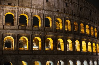 Roma 'daki Colosseum' un detayları, gece fotoğrafı.