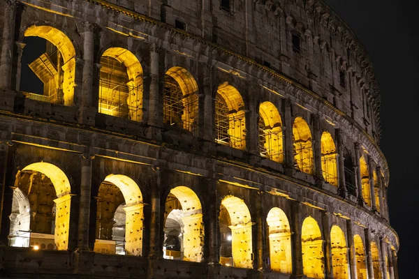 Dettaglio Colosseo di Roma, foto di notte — Foto Stock