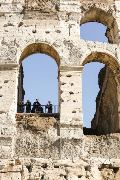 Arco de coliseo con turistas — Foto de Stock