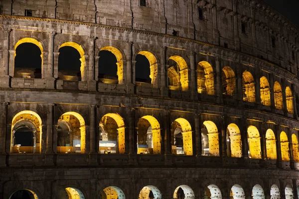 ローマのコロッセオの詳細夜の写真 — ストック写真