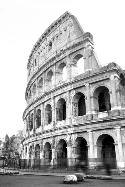 Schwarz-Weiß-Fotos des antiken Kolosseums von Rom — Stockfoto