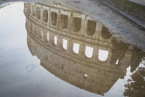 Coliseo reflejado en el agua — Foto de Stock
