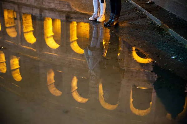 Colosseum e as pessoas refletidas na água — Fotografia de Stock