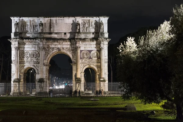 トラヤヌスのローマのアーチは夜に撮影された — ストック写真