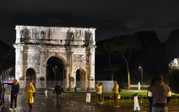 Arco de Roma Trajano fotografiado con turistas — Foto de Stock