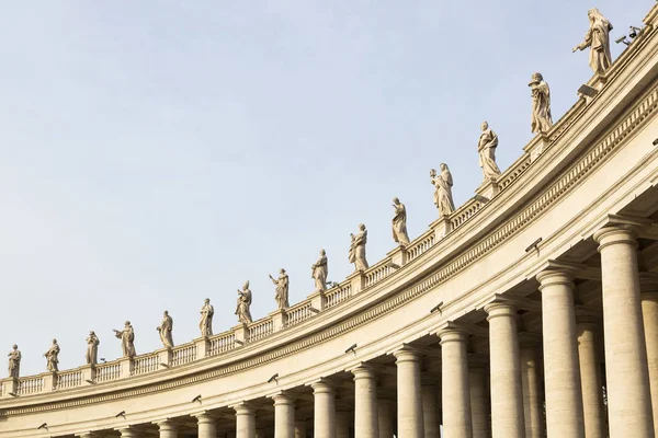Skulpturer av påvarna på Peterstorget — Stockfoto