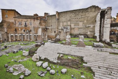 Roma, İtalya, 27 / 11 / 2019: Roma şehir merkezindeki antik Trajan pazarının kalıntıları ve seyahat raporları
