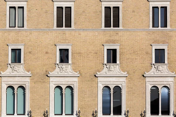 Vista Frontal Edifício Antigo Com Janelas Arqueadas Localizado Centro Roma — Fotografia de Stock