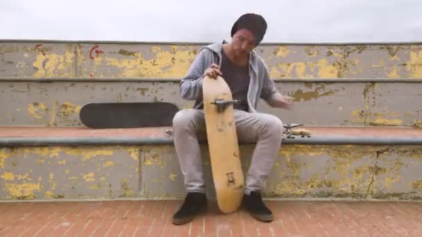 Effet Décalage Temporel Gars Assemblant Skateboard Professionnel Étape Par Étape — Video