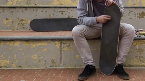 Effet Décalage Temporel Gars Assemblant Skateboard Professionnel Étape Par Étape — Video