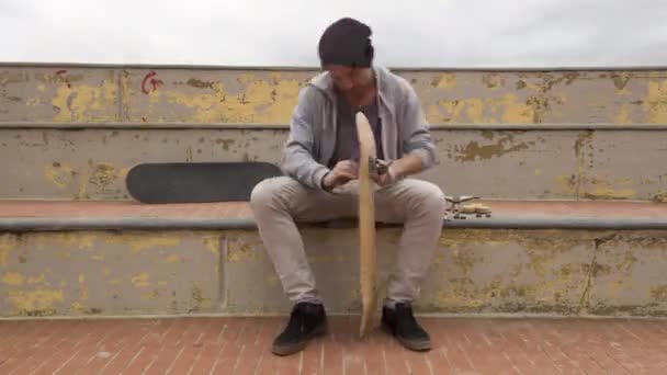 プロのスケートボードを一歩ずつ組み立てる男の時間の経過効果 — ストック動画