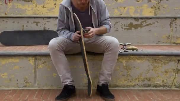 Effet Décalage Temporel Gars Assemblant Skateboard Professionnel Étape Par Étape — Video