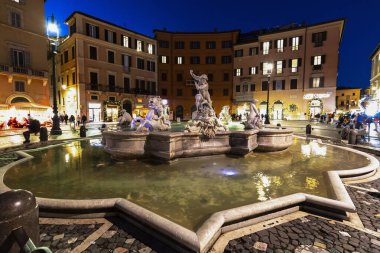 Roma, İtalya, 25 / 11 / 2019: Navona meydanındaki antik Neptün Çeşmesi, Roma 'nın merkezindeki turist zina, seyahat haberleri