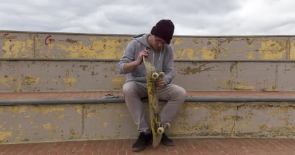 Time lapse professional skateboard assembly — Stock Video