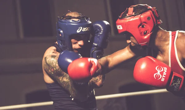 Amatör boxning kamp i aktion — Stockfoto