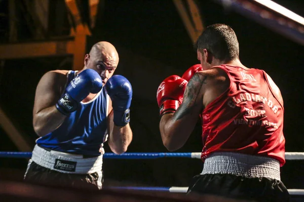 Amatör boxning kamp i aktion — Stockfoto