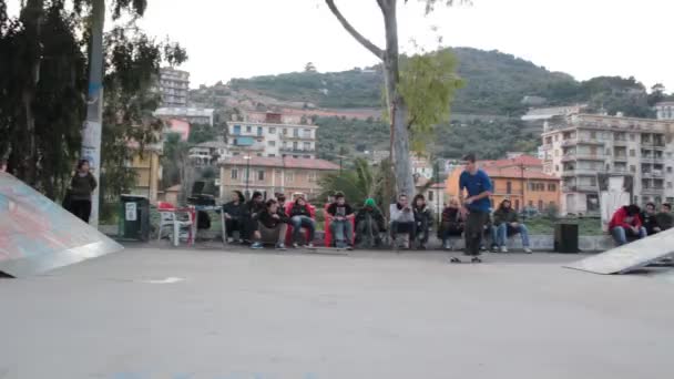 Πατινέρ κάνει ένα μεγάλο ollie στο skatepark — Αρχείο Βίντεο