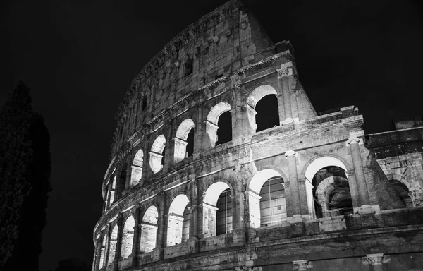 ローマ イタリア 2019年11月24日 ローマのコロッセオ 市内中心部に位置し 夜に撮影された有名なフラウィウス アンフィポリス劇場 — ストック写真