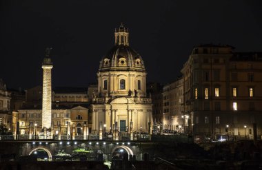Roma, İtalya, 25 / 11 / 2019: Roma 'daki Loreto Kilisesi' nden Aziz Mary 'nin ön görünümü; gece fotoğraf, seyahat haberleri