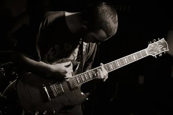 Guitarrista en concierto sobre fondo oscuro — Foto de Stock