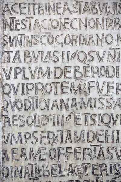 Taşa Latince kazınmış.