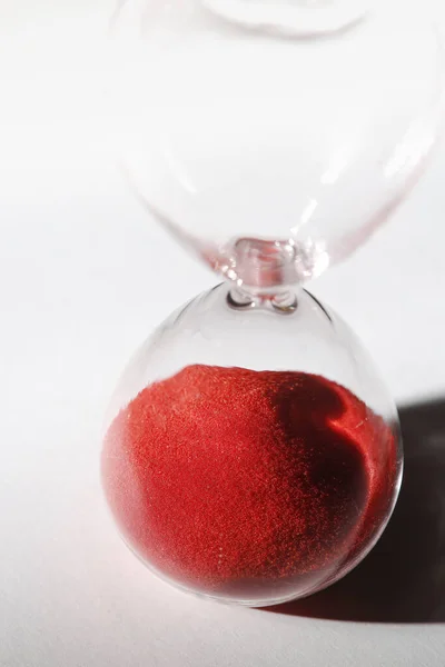 Kırmızı kumlu makro kum saati — Stok fotoğraf