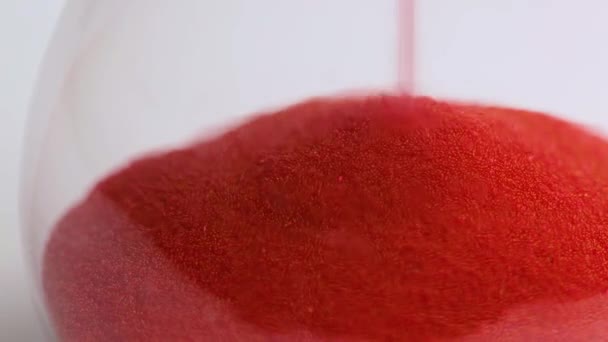 Macro Dettaglio Una Clessidra Con Sabbia Rossa Che Misura Tempo — Video Stock