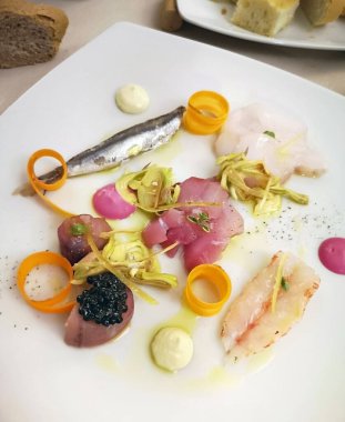 Havuçlu ve soslu taze balık.