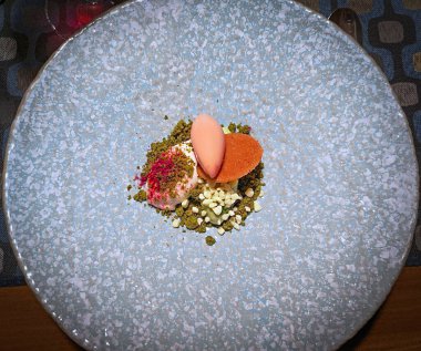 Beyaz çikolatalı mus ve mangolu dondurma, İtalyan mutfağı.