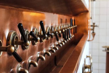 Bira üretiminde kullanılan eski bakır valfler ve konteynırlar