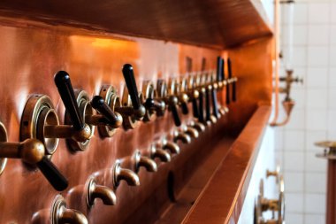 Bira üretimi için valf ve konteynırlar