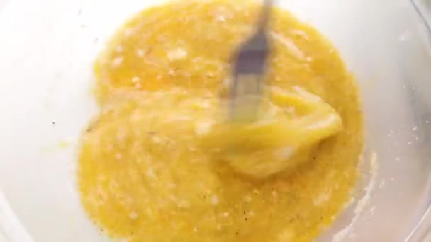 Uova Fresche Con Sale Pepe Sbattute Preparare Una Frittata Dettaglio — Video Stock