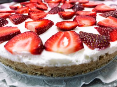 Çilekli kek yemeye hazır.