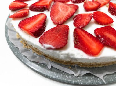 Çilekli kek yemeye hazır.