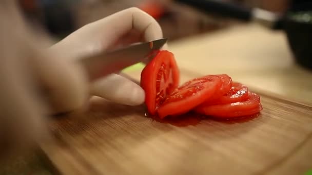 Cortar tomates con un cuchillo — Vídeos de Stock