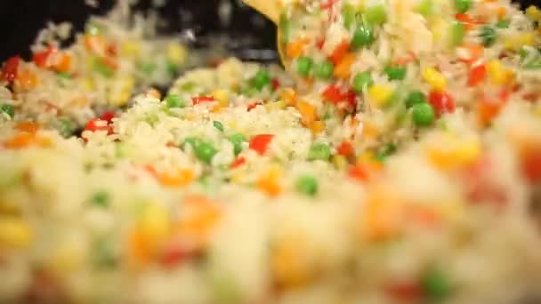 Rijst, erwten en wortelen koken — Stockvideo
