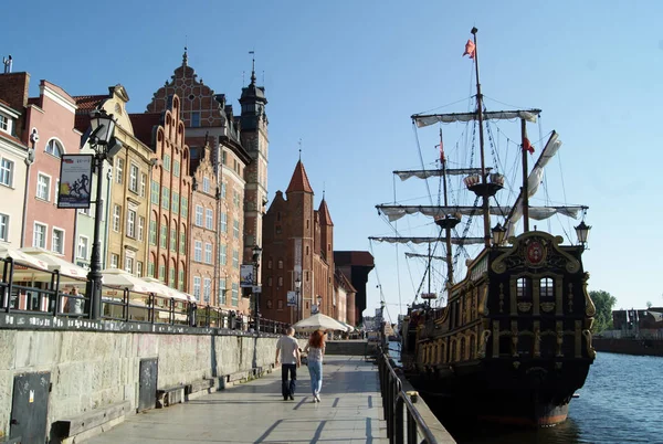 Polônia Gdansk Junho 2016 Casal Aterro Motlawa Gdansk — Fotografia de Stock