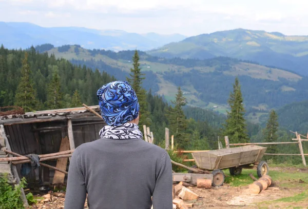 Gün batımı manzarayı yukarıdan gezi hiking kıza