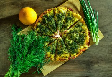 Pizza üzerinde otlar ile mutfak kasap