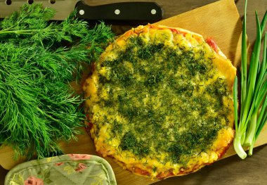 Pizza üzerinde otlar ile mutfak kasap