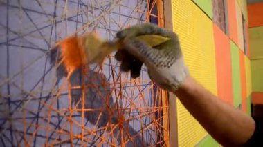 Renkleri karıştırma boya fırçası close-up. Ressam el Duvar Dekorasyon önce palet boya karıştırma. Sanat, yetenek, el sanatları, hobi, yaratıcılık kavramı