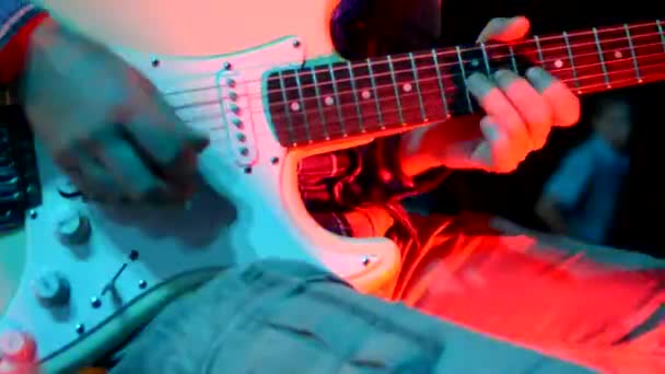 O cara toca um solo de guitarra lento — Vídeo de Stock