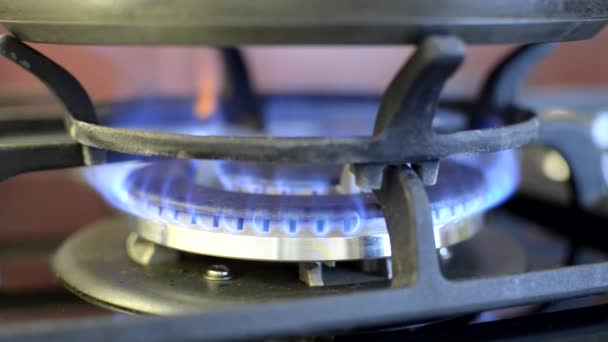 Καύση φυσικού αερίου στη σόμπα με σχάρα και στο τηγάνι να κάψει — Αρχείο Βίντεο