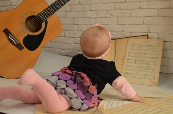 Vier Monate altes Mädchen und die Gitarre — Stockfoto