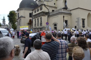 Lviiv, Ukrayna-Haziran 18.2016 Kardinal Pietro Parolin Kardinal Pietro Parolin Lviv Ukrayna şehir 2016, dışarı alır ve 18 Haziran St.Yura Katedrali yakınındaki hayranlarını selamlıyor